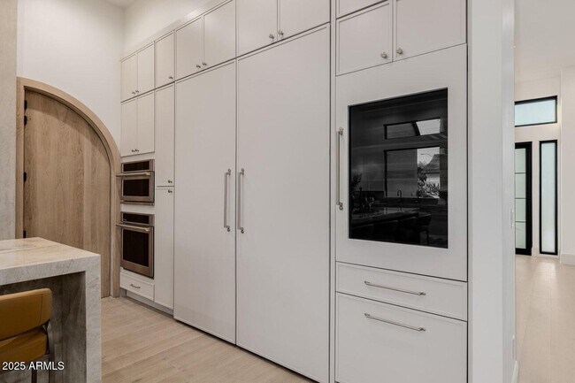 Building Photo - 3301 E Elm St