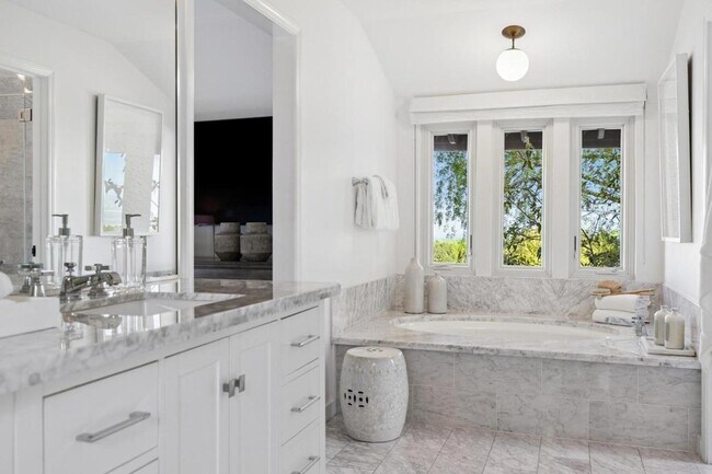 Building Photo - 6 Friars Ln