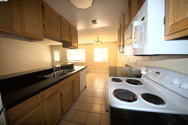 Building Photo - 1214 Sycamore Dr