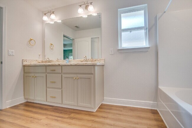 Building Photo - Spacious 4-Bedroom Home in Milton Near I-1...