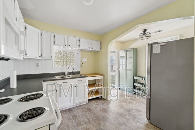 Building Photo - 858 W 47th St