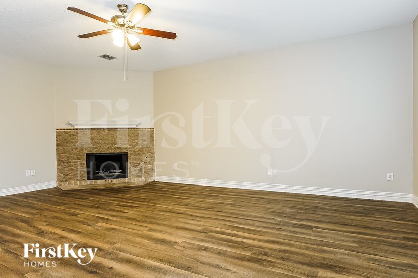 Building Photo - 401 Deer Lake Dr