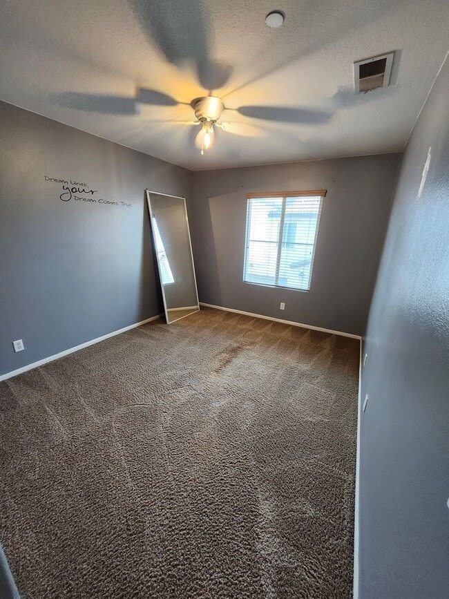 Building Photo - Beautiful two-story townhouse in Fontana G...