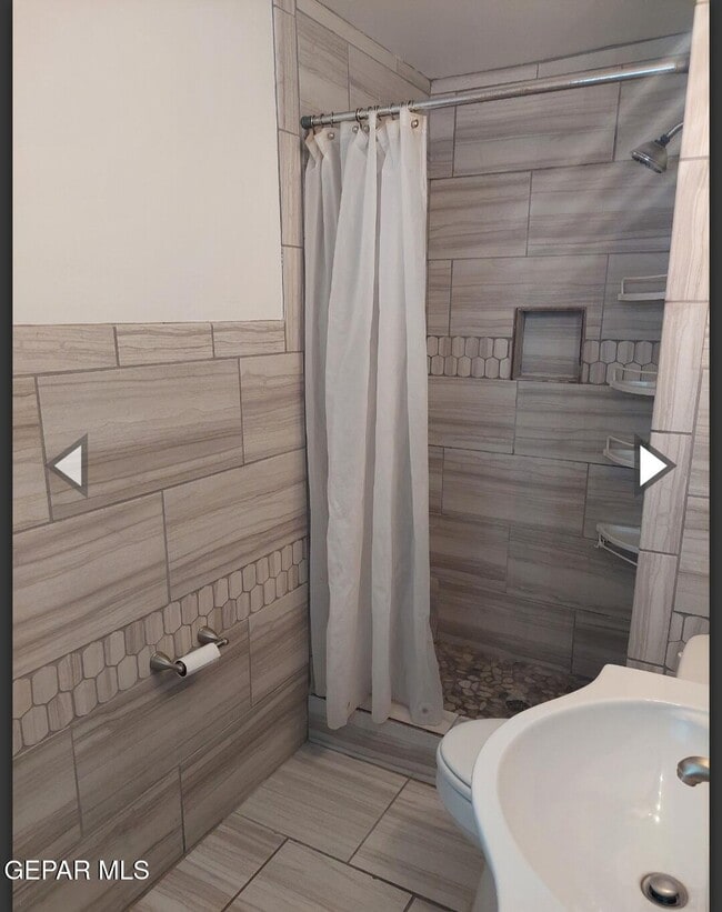 Building Photo - 301 Rose Ln