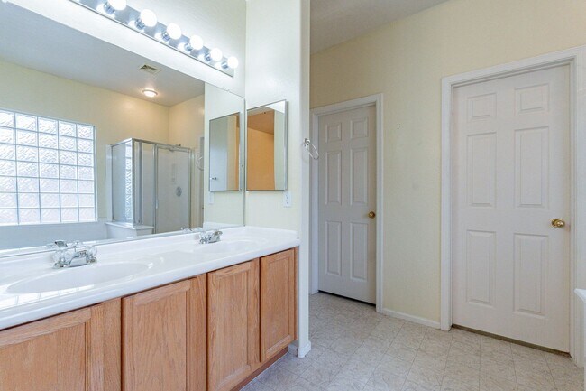 Building Photo - Three Beds & 2.5 Baths - Move Right In!