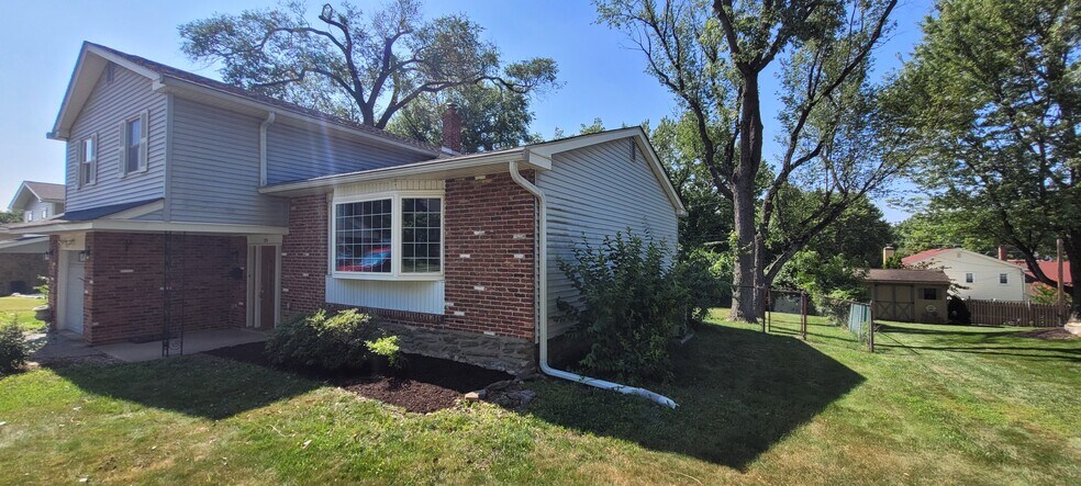 Side entry to rear yard - 270 Riverview Rd