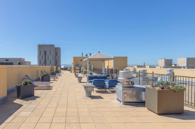 Building Photo - Great natural light in a large condo near ...