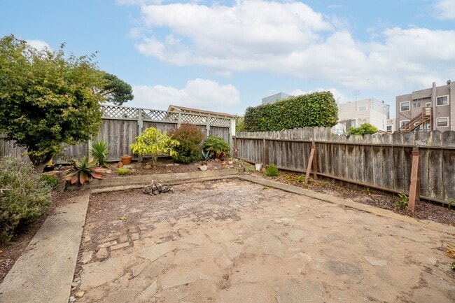 Building Photo - Charming Sunset Home with Hardwood Floors ...
