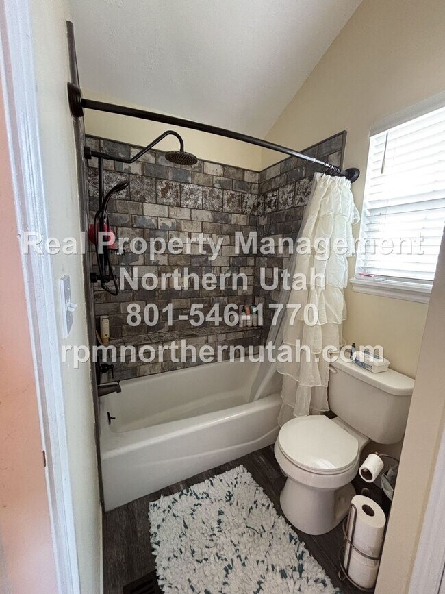 Building Photo - Charming 2-Story Home in the Heart of Clea...