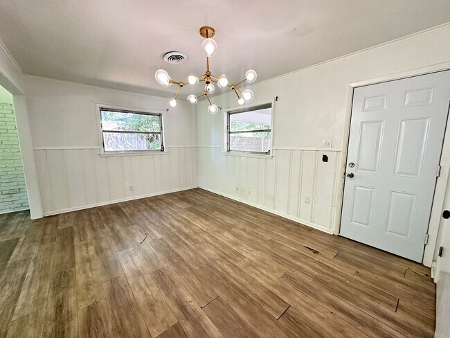 Building Photo - CHARMING REMODELED HOME IN SOUTHERN HILLS