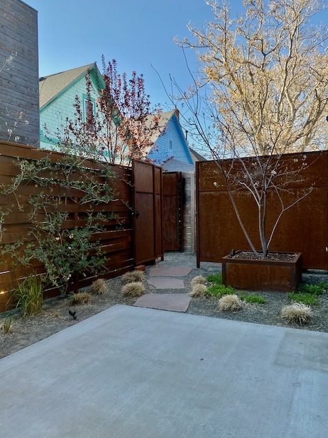 patio view back to private entry - 3835 N High St