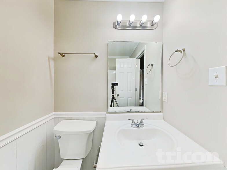 Building Photo - 820 Shadow Lake Dr