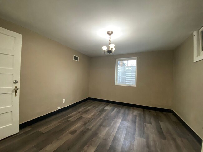 Building Photo - 805 6th St