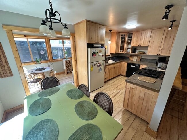 Building Photo - Cute 3Bd home available for a 3-6 month se...