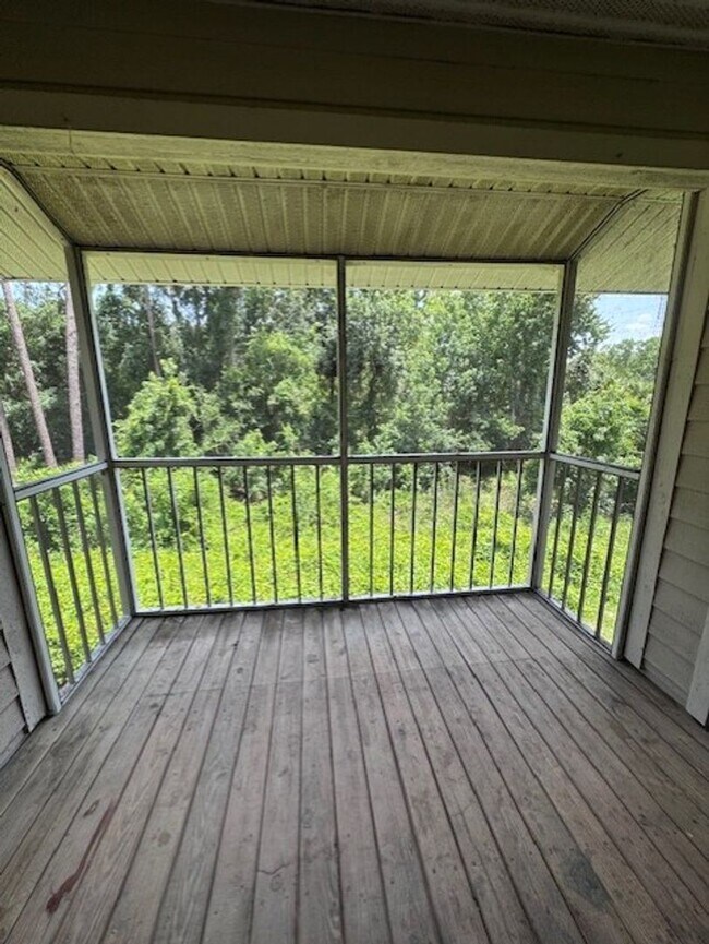 Building Photo - Second floor, 2/2 unit with wooded view near UCF