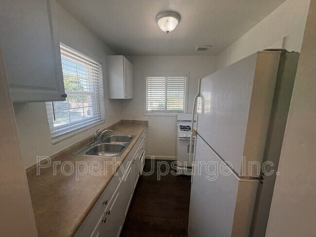 Building Photo - 104 E 6th St