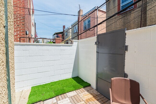 Building Photo - Three Bed Newbold Townhome