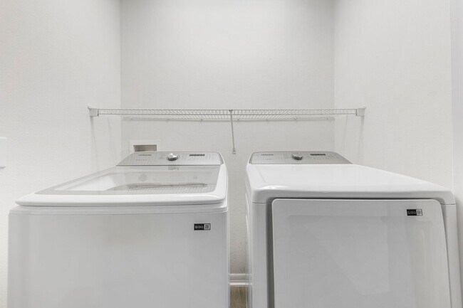 Building Photo - 834 Lake Evalyn Dr