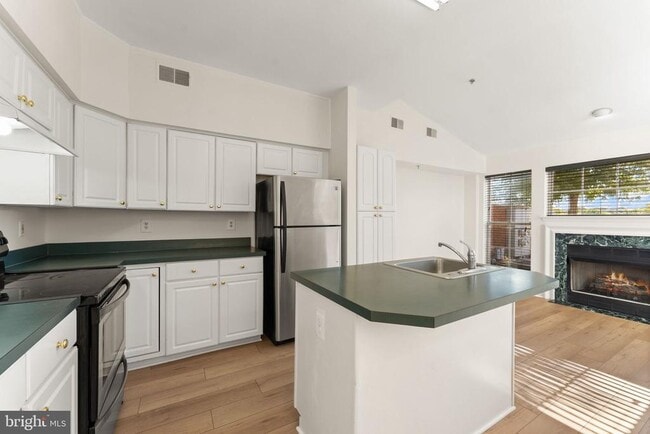 Building Photo - 44210 Shady Glen Terrace