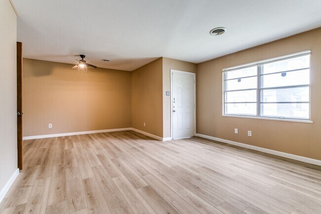 Building Photo - Renovated House in Irving • Great Location