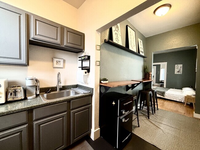 Building Photo - 612 Park St.