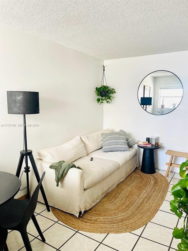 Building Photo - 1580 West Ave