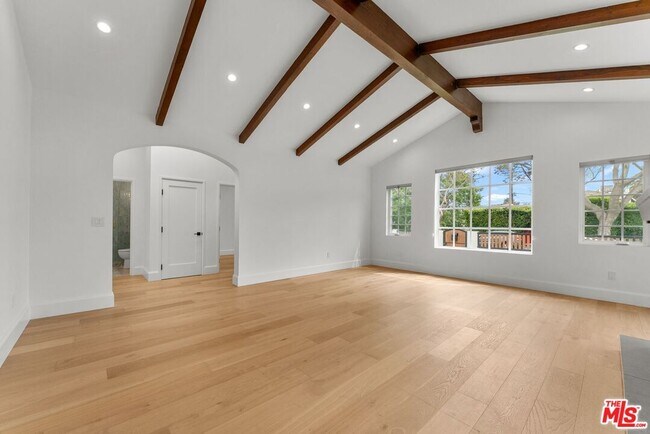 Building Photo - 9005 Rosewood Ave