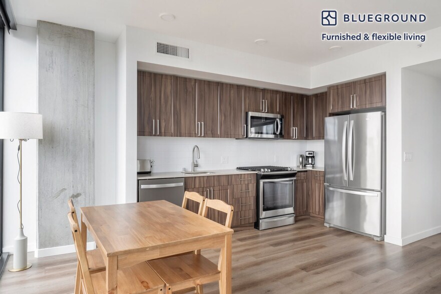 Building Photo - 704 Spring St