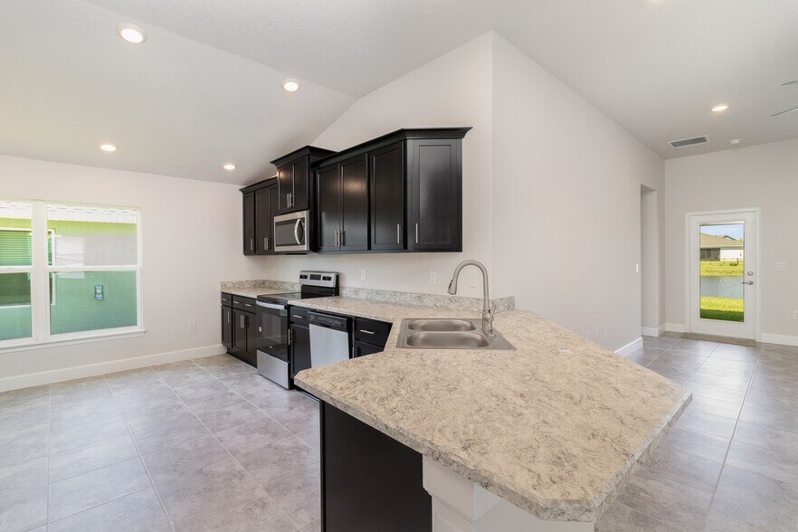 Building Photo - 1844 Middlebury Dr SE