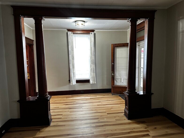 Building Photo - 925 Walnut St.