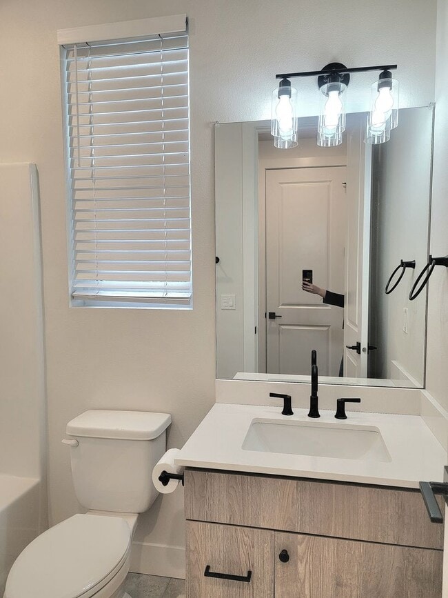 Building Photo - Modern Comfort in the Heart of SE Portland — 3 Bed, 2.5 Bath Home!