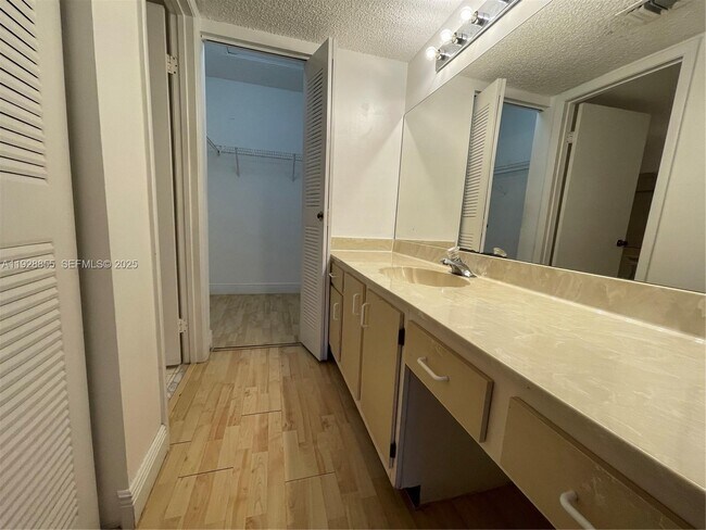 Building Photo - 9755 Westview Dr