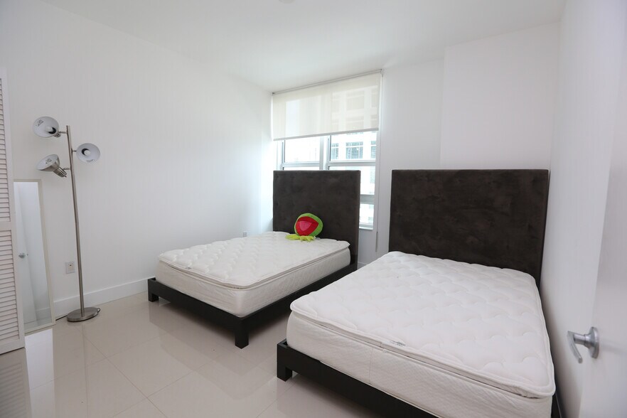 Building Photo - 950 Brickell Bay Dr