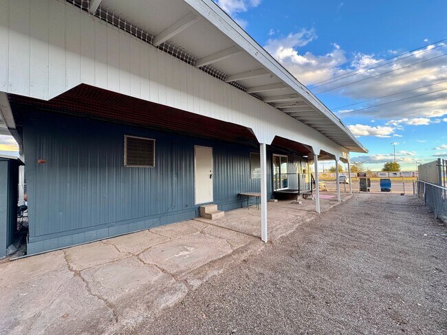 Building Photo - Home by Rotary Park!