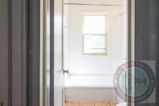 Building Photo - Family Home - 2 Bedroom 1 Bath - Near Gall...