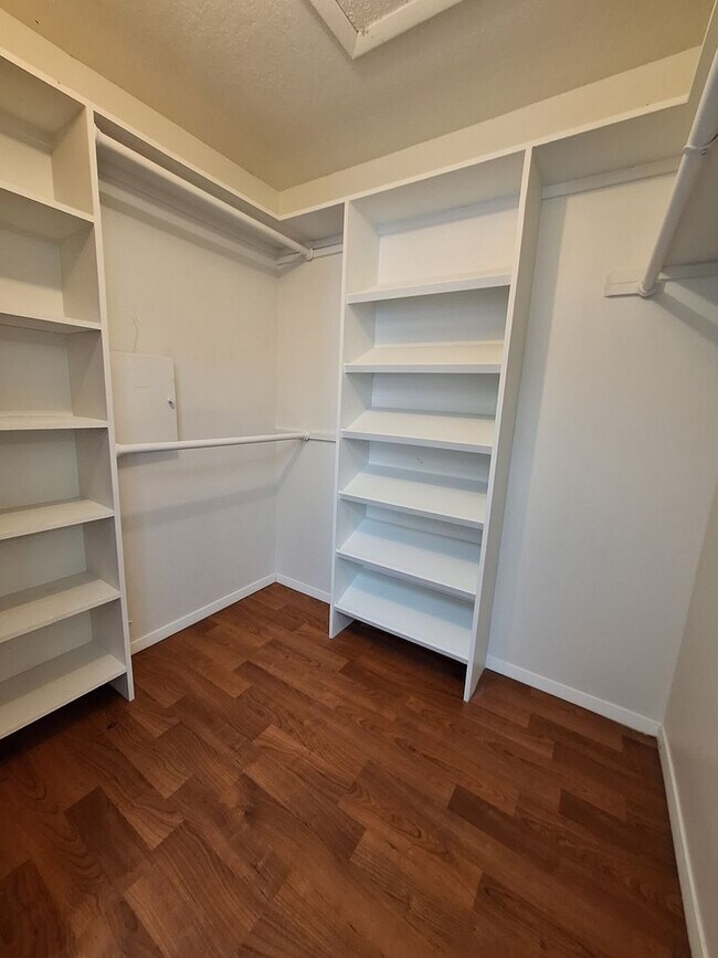 Building Photo - Spacious 4-Bed, 3-Bath Belle Isle Home wit...