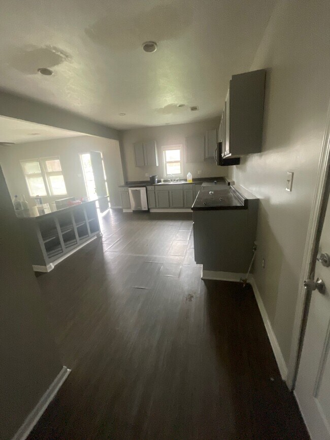 Building Photo - 137 Sivley Ave
