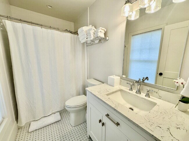 Building Photo - Low Country Cottage located in the Heart of Bluffton!