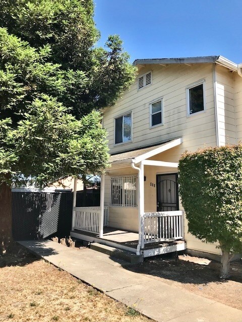 Building Photo - 3 bed 1.5 bath Townhouse in Richmond - AVA...