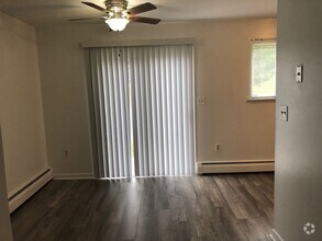 Building Photo - Spacious 2 Bedroom Townhouse