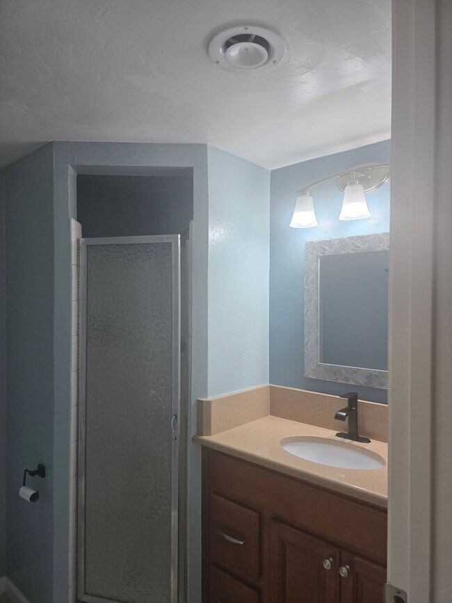 Building Photo - 9063 E Bellevue St