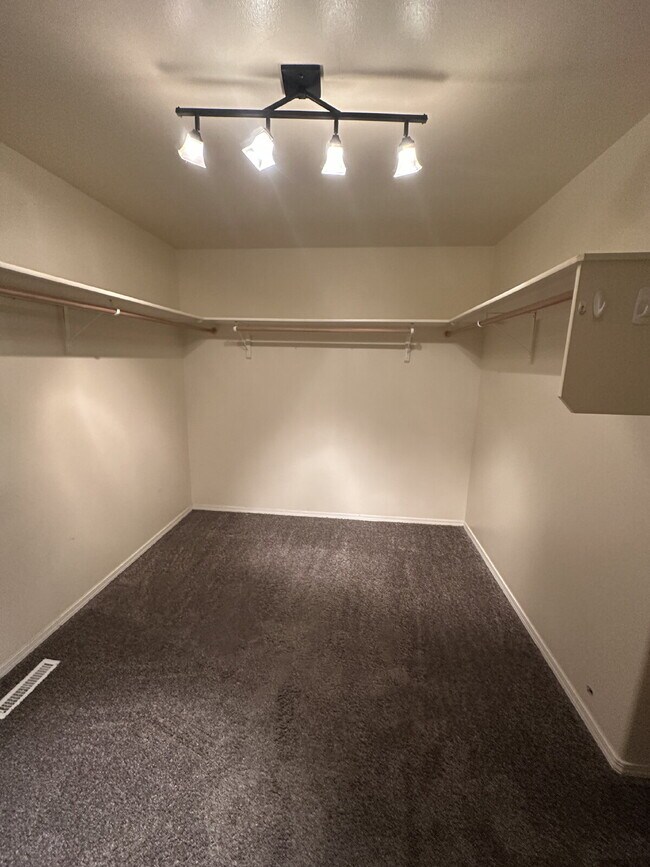 Building Photo - "Spacious 4-Bedroom Gem with 2.5 Bathrooms...