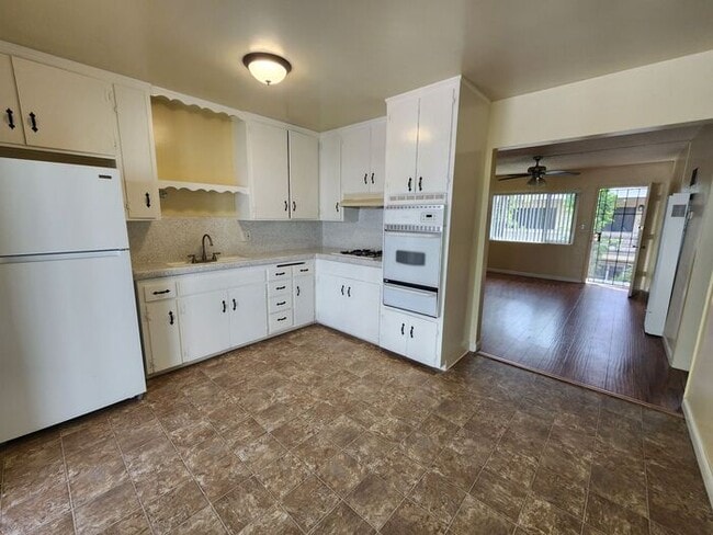 Building Photo - $1000 REBATE-SPACIOUS 2BR/1BA Unit with pr...