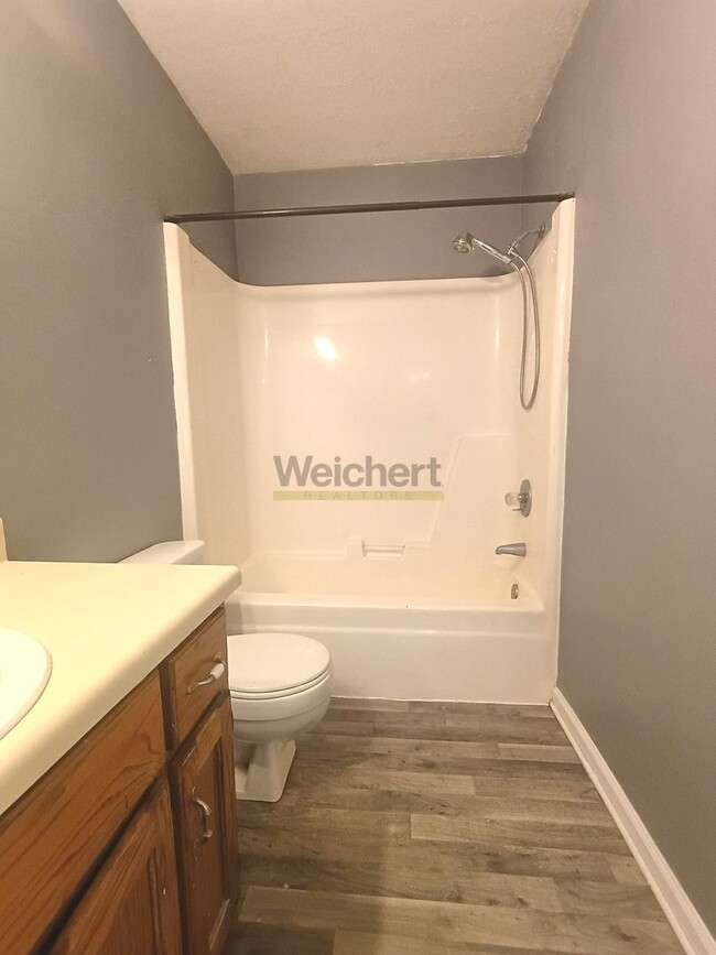 Building Photo - 3bed/2bath house with fenced backyard
