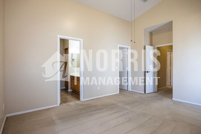 Building Photo - Great Home, Location and Move-In Ready!