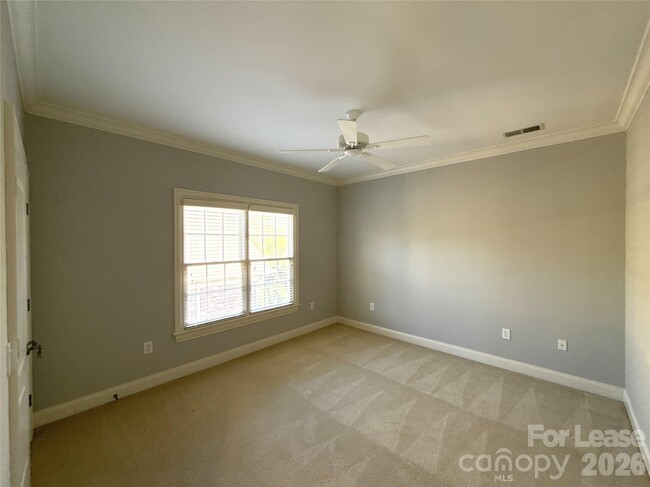 Building Photo - 1109 S Kings Dr