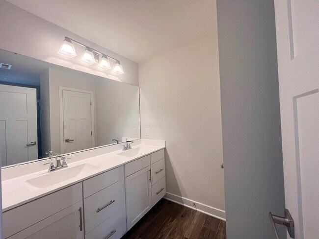 Building Photo - 131 Lilywood Ct