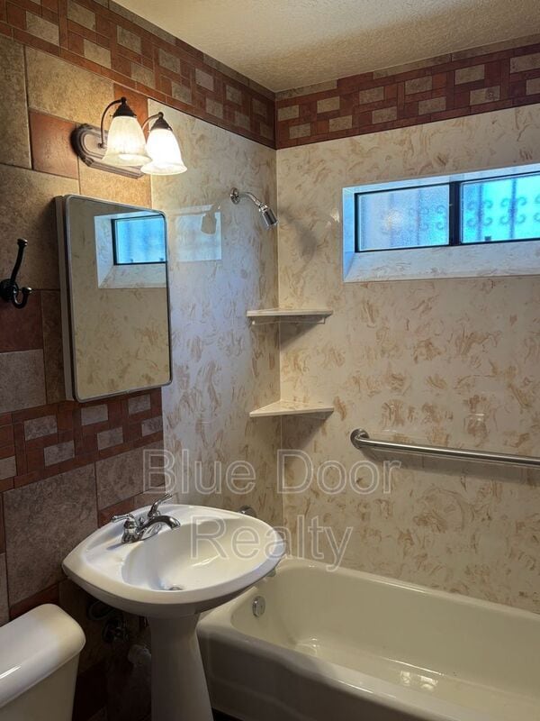 Building Photo - 801 Ortiz Dr SE