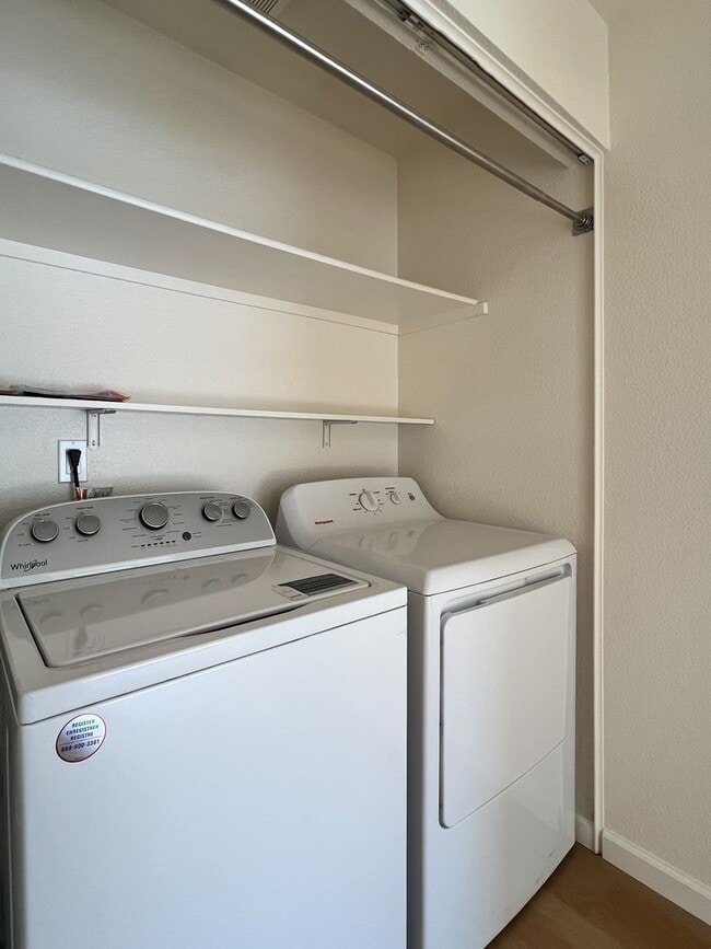 Building Photo - Renovated One Bedroom Condo with Single Ca...