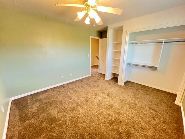 Building Photo - 693 E Castle Stone Dr